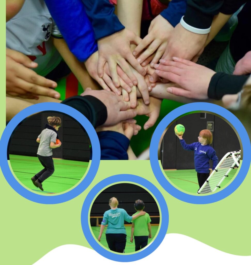 Mehrere Menschen legen ihre Hände in der Mitte übereinander als Zeichen für Zusammenhalt und Teamarbeit. Um dieses zentrale Motiv herum sind drei kleinere runde Bilder angeordnet: Ein Kind läuft mit einem orangefarbenen Ball, eine Person hält einen grünen Ball in der Nähe eines Tores, und zwei Personen gehen Arm in Arm davon.